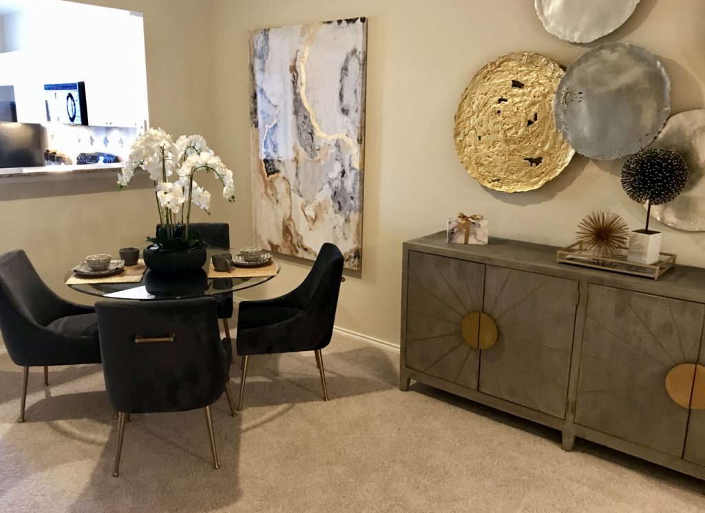 Meeting corner with a four chaired round table in black and warm toned decors