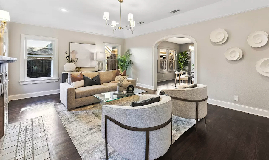 Home Staging - Living room with light and modern furnishings
